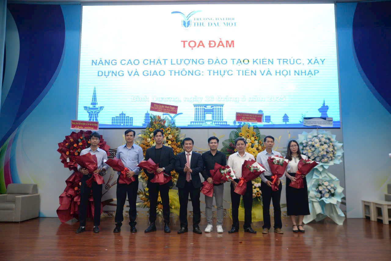 KTS Trần Bình và đội ngũ tại khu vực backdrop sự kiện