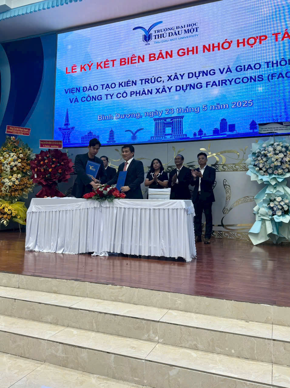 Ảnh tập thể cuộc thi kiến trúc sinh viên