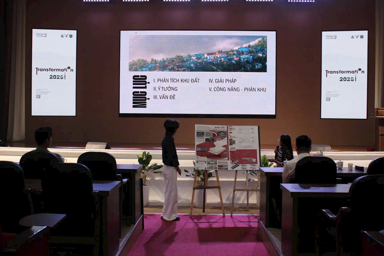 KTS Trần Bình và đội ngũ tại khu vực backdrop sự kiện